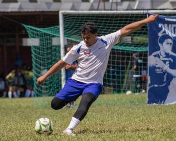 欧冠决赛，都把C罗干到左后卫上来了！（配图示意）